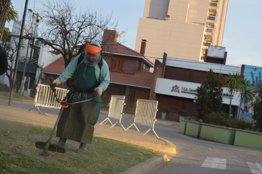 Sostenido trabajo de mantenimiento en espacios públicos y barrios de la ciudad