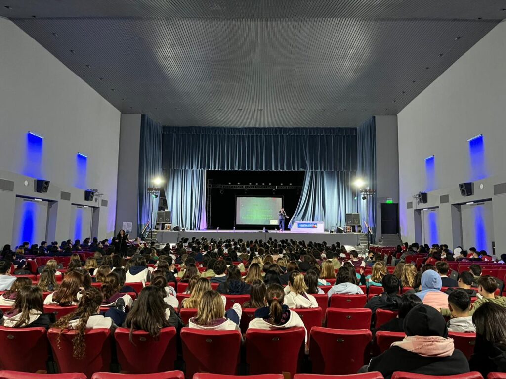 Obra teatral del programa “AyudArte” orienta en la inclusión laboral de jóvenes