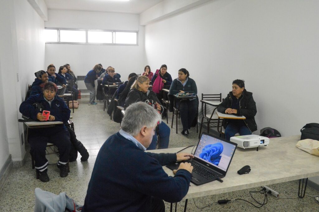 Trabajadores municipales se capacitan en Uso Seguro de Materiales de Limpieza