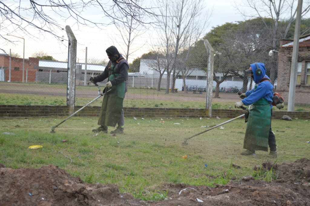 El Gobierno Municipal refuerza los trabajos de mantenimiento en plazas y espacios públicos