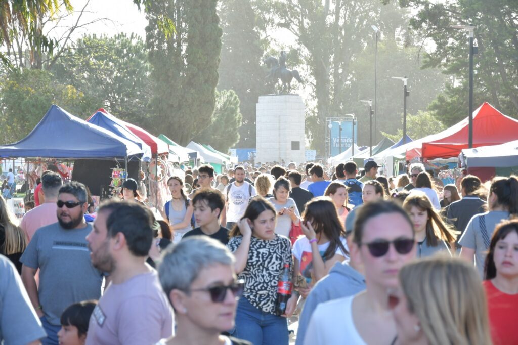 El boom de las ferias municipales: hubo emprendedores y espectáculos en plaza San Martín