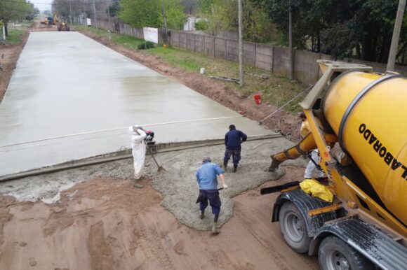 El Gobierno Municipal suma una nueva cuadra de pavimento al barrio Rivadavia