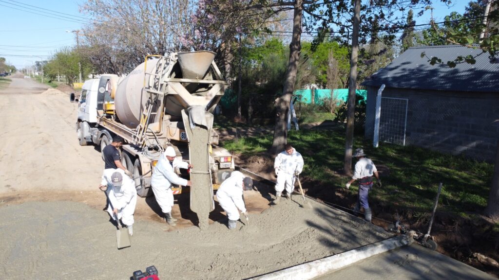 Más obras de pavimento para el barrio Bernardino Rivadavia