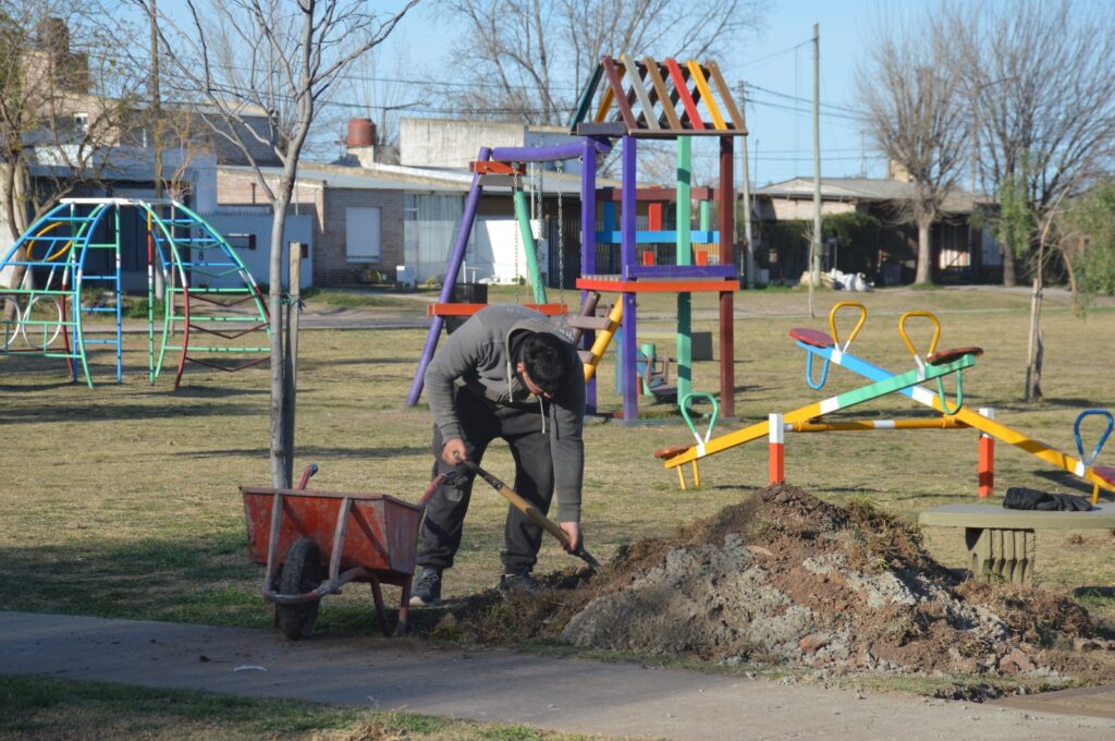 “Quiero a mi Plaza”: Avanza a buen ritmo la construcción de las veredas perimetrales en la “Juana Azurduy”