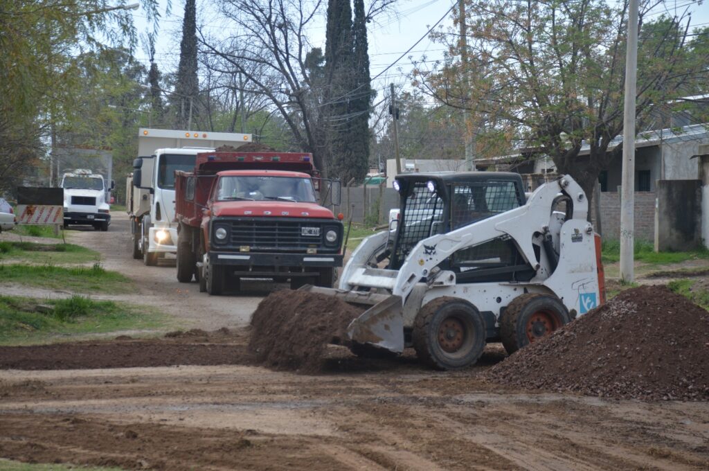 Cuadrillas municipales realizan trabajos de perfilado y arreglo de calles