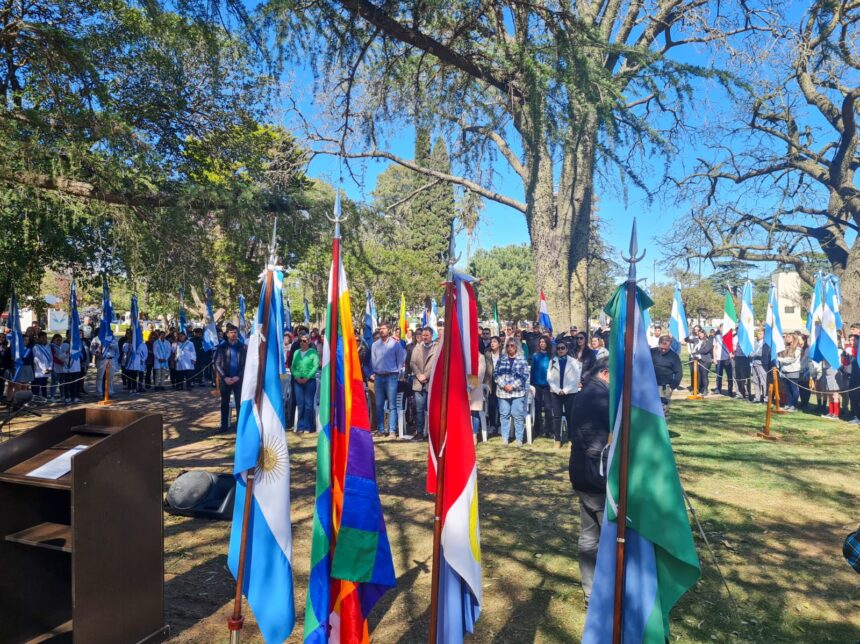 Emotiva conmemoración del Día del Respeto a la Diversidad Cultural en la plaza San Martín