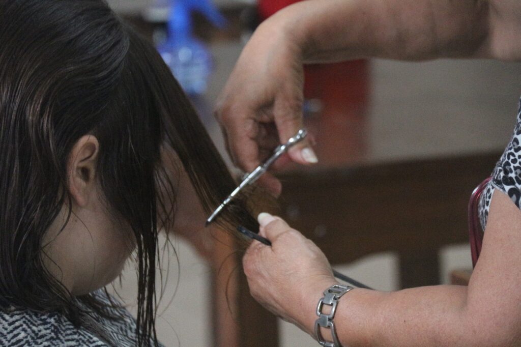 “Tijeras Solidarias” brindó cortes de pelo gratuitos en el barrio Iturbide
