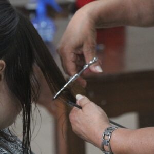 “Tijeras Solidarias” brindó cortes de pelo gratuitos en el barrio Iturbide