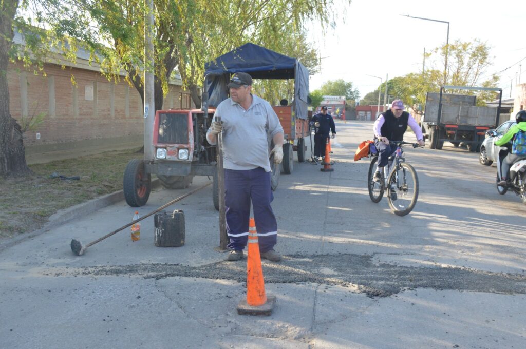 Continúan las obras de pavimento y mantenimiento de calles y desagües en la ciudad