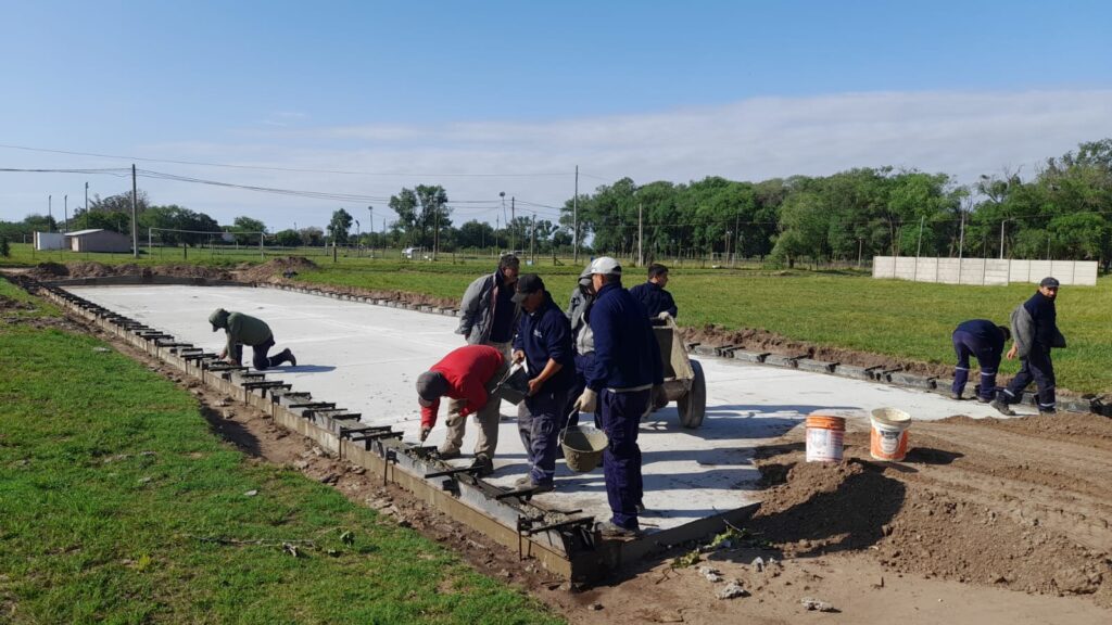 El Gobierno municipal avanza con trabajos de movimiento de suelo y cordón cuneta