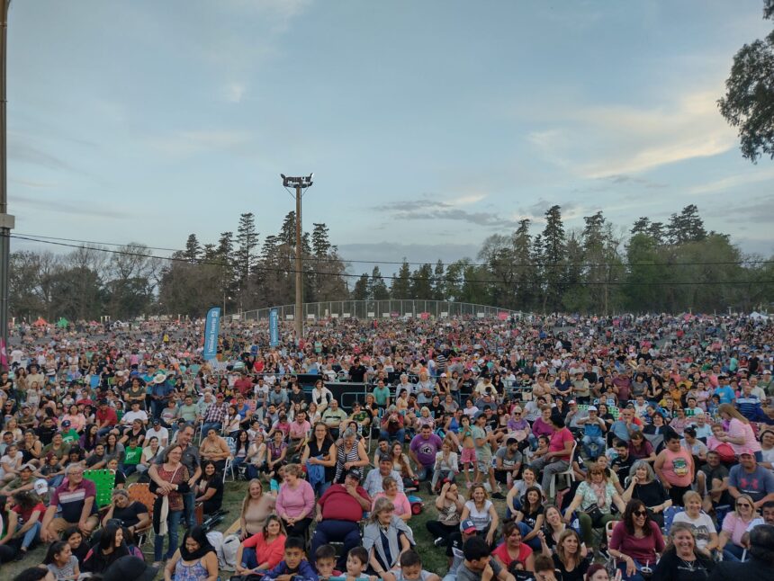 Una multitud desbordó el Parque Municipal para disfrutar de un Paseo de la ciudad “Bien Argentino”