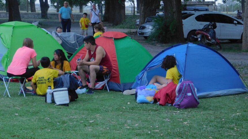 La colonia municipal de invierno cerró el año con un campamento familiar