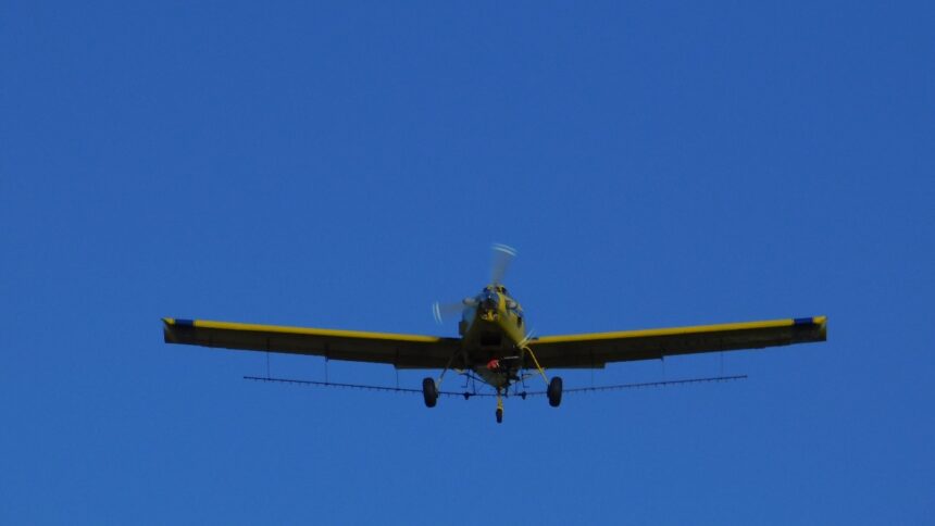 Operativo de fumigación aérea para combatir mosquitos y otras plagas