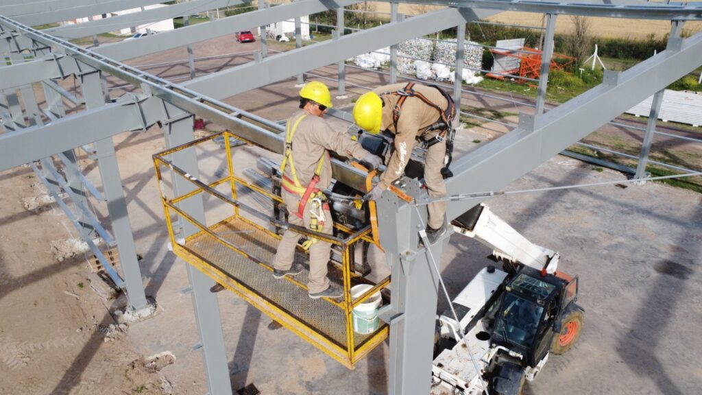 Instalaron la estructura metálica de la nueva nave de la Planta de Tratamiento de Residuos