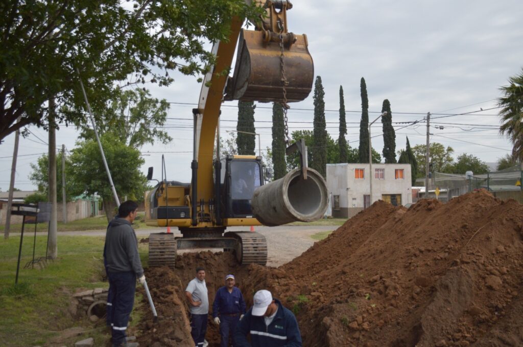 Colocan tubería para desagüe en tramo de calle Berutti entre Uruguay y Chile