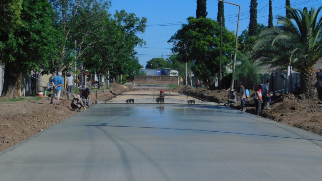 El municipio ejecuta una nueva obra de pavimento en el barrio Tiro Federal