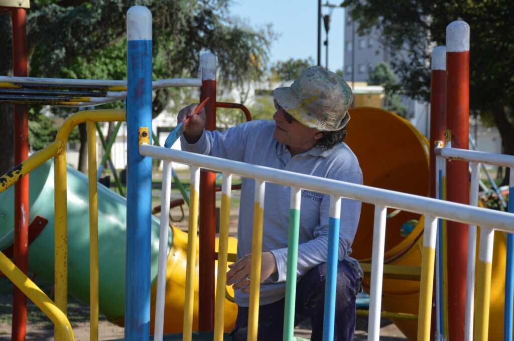 Intervención en plaza San Martín con pintura y arreglo de caminos internos