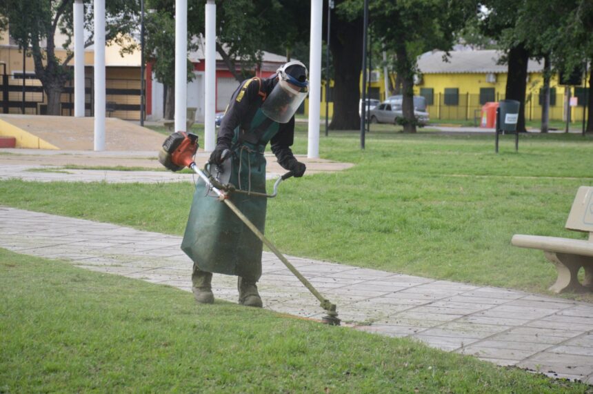 El Gobierno Municipal refuerza las tareas de desmalezado en los espacios públicos y barrios