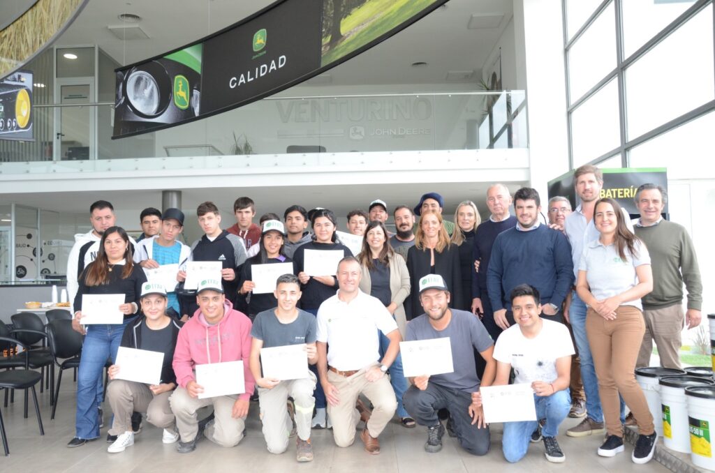 Con veinte egresados, llegó a su fin el curso de Manejo de Tractores 2023