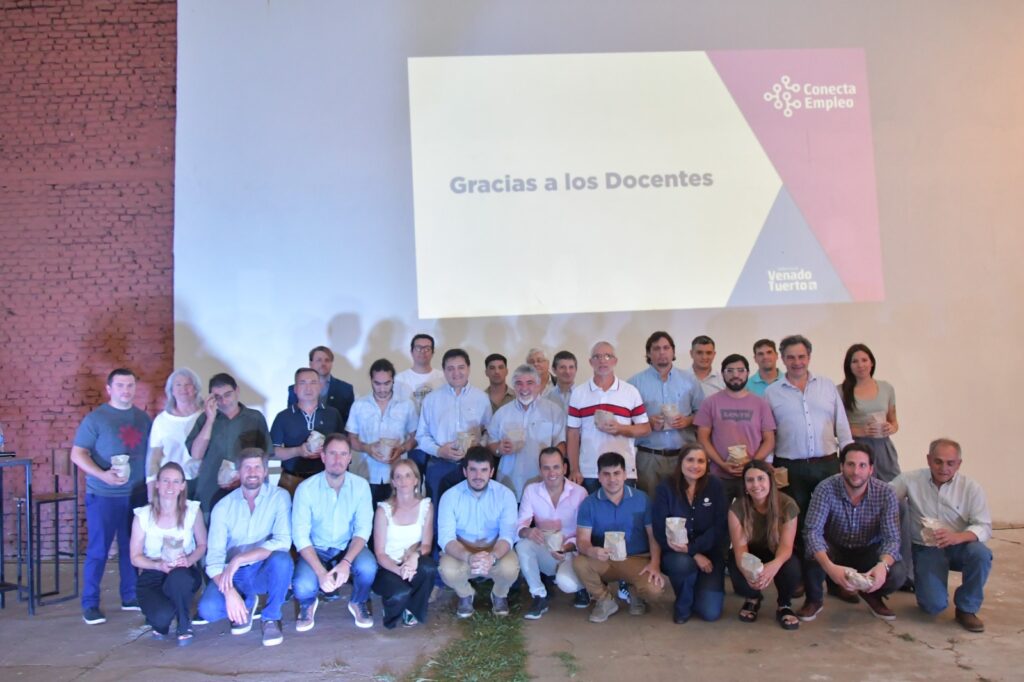 Entrega de certificados a egresados del programa municipal “Conecta Empleo”