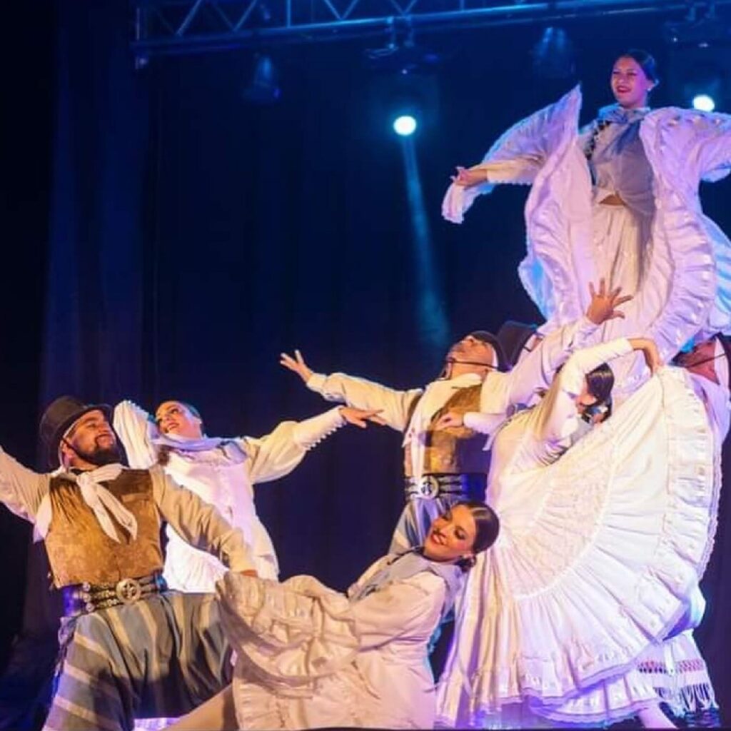 Nueva presentación del Cuerpo Folclórico Municipal junto a los talleres de danzas