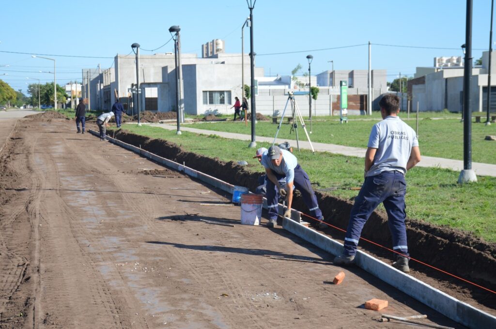 Preparan calle para pavimentación frente a plaza Macacha Güemes