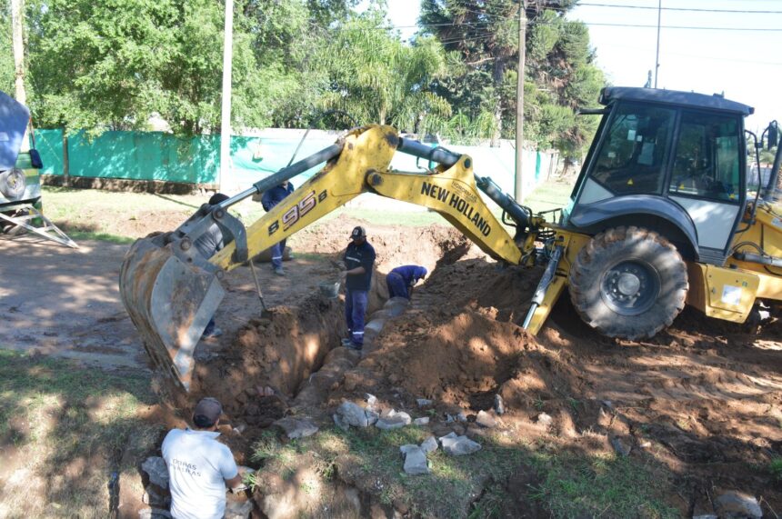 El Gobierno municipal realiza importante obra de desagüe en calle Chile El Gobierno municipal realiza importante obra de desagüe en calle Chile