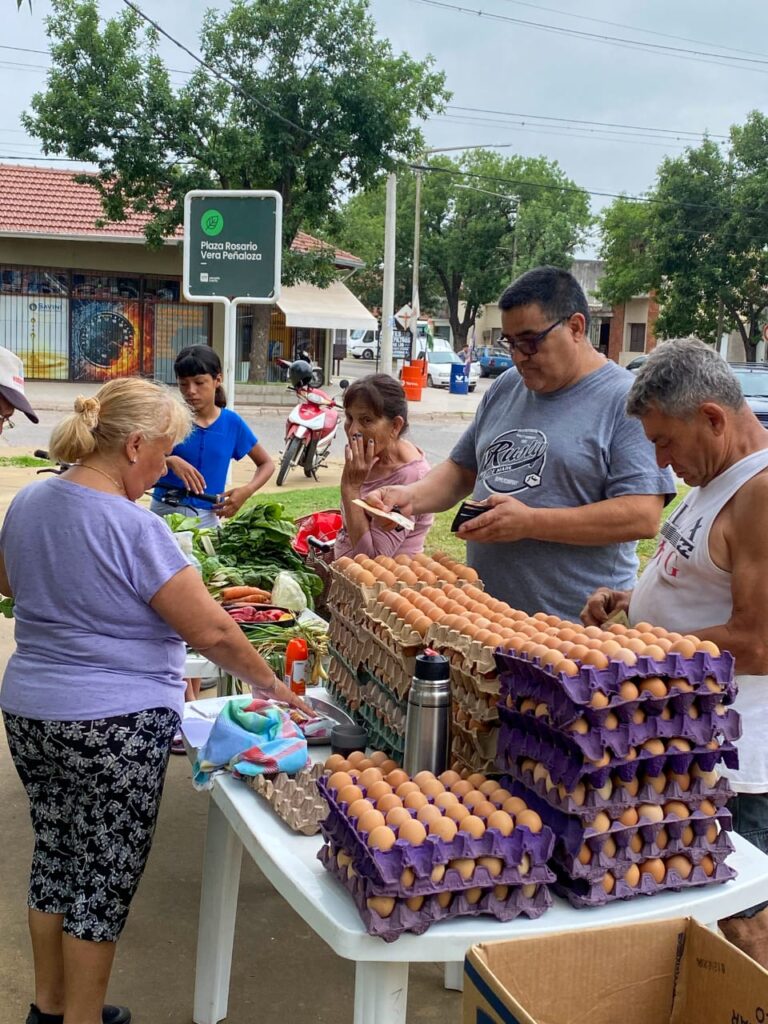 Los huerteros pasaron por plaza Vera Peñaloza con buena concurrencia de vecinos