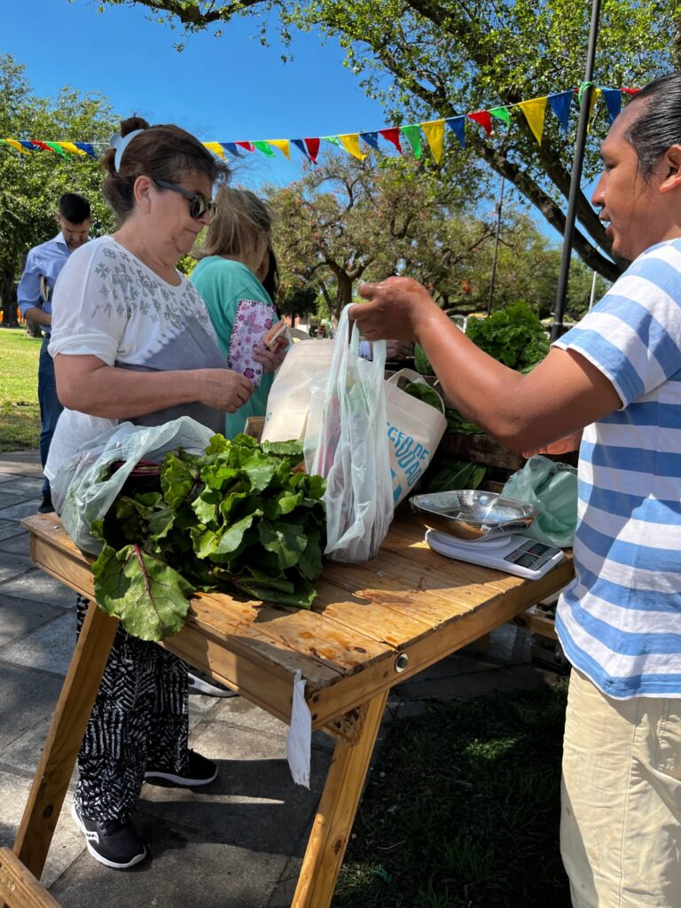 “Huerteros en tu Barrio” pasó por plaza España con gran receptividad de los vecinos