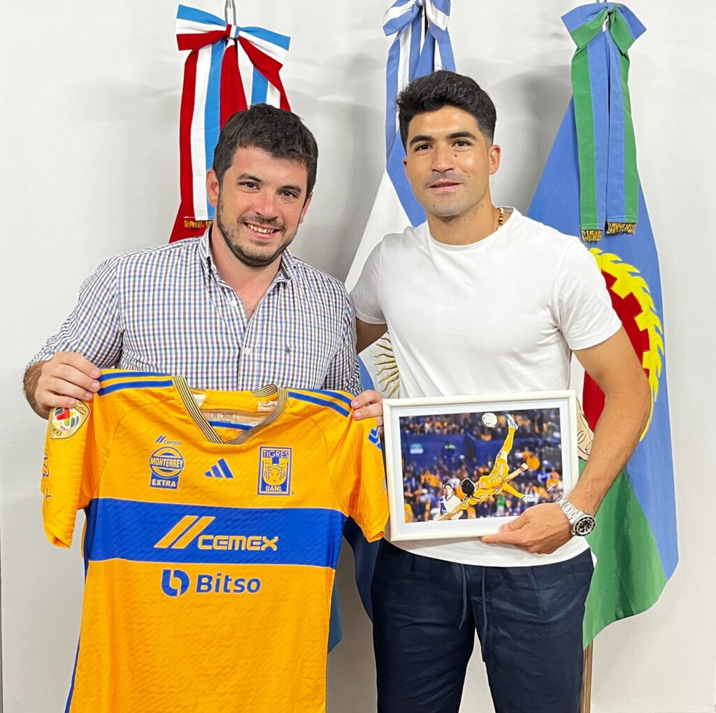 El intendente recibió a Nico Ibáñez, gran figura del fútbol mexicano