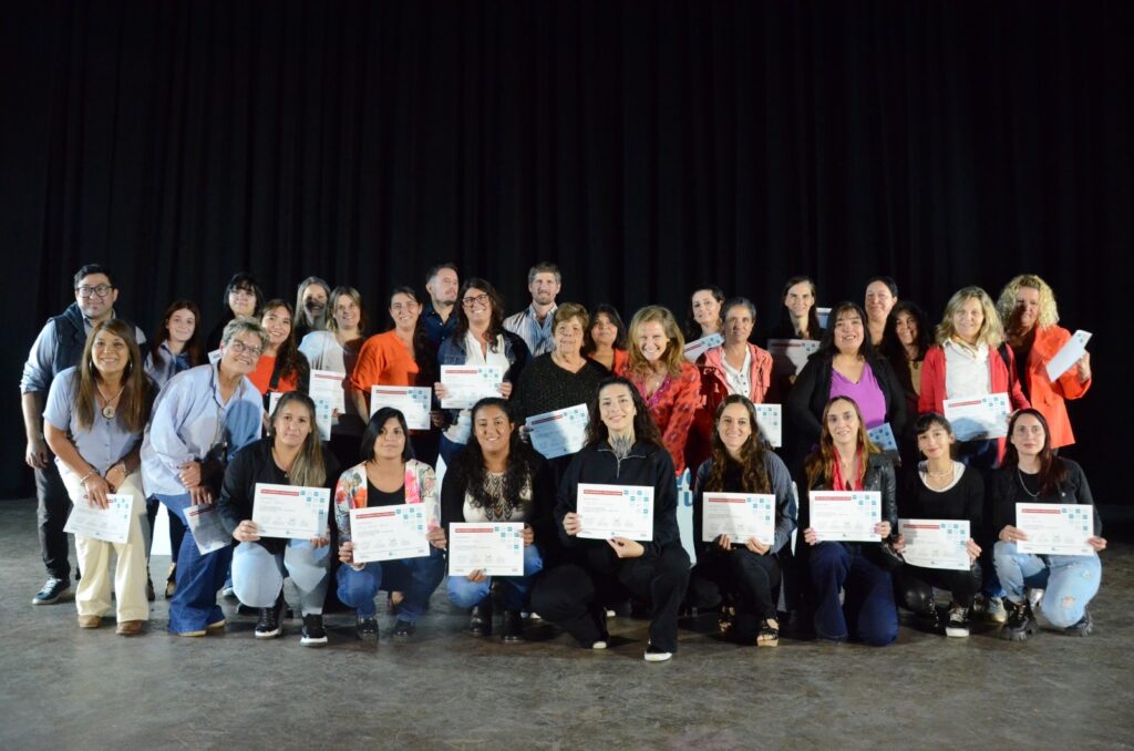 Más de 1200 talleristas y espacios artísticos recibieron sus diplomas en un Centro Cultural Municipal desbordado