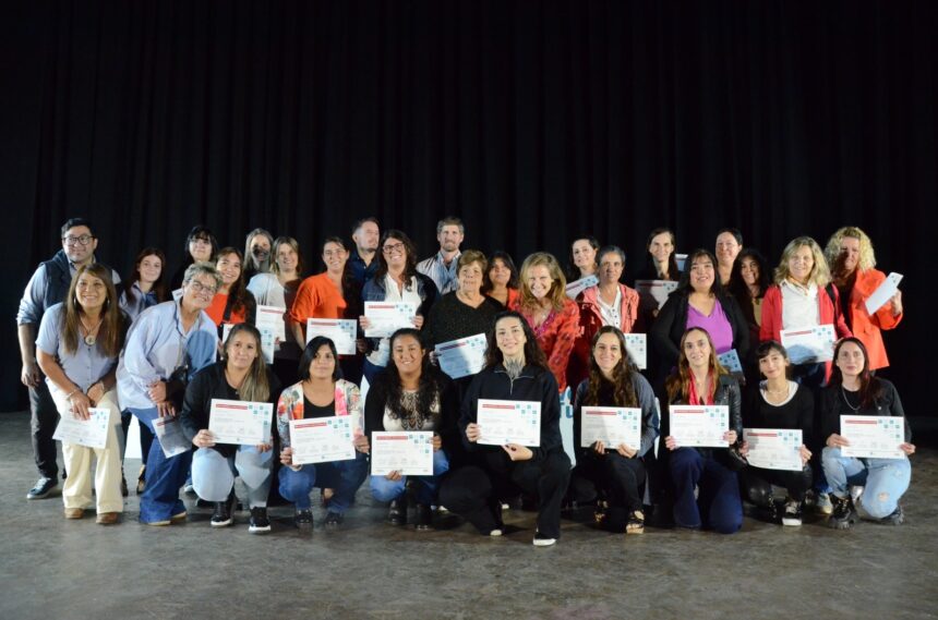 Más de 1200 talleristas y espacios artísticos recibieron sus diplomas en un Centro Cultural Municipal desbordado Más de 1200 talleristas y espacios artísticos recibieron sus diplomas en un Centro Cultural Municipal desbordado
