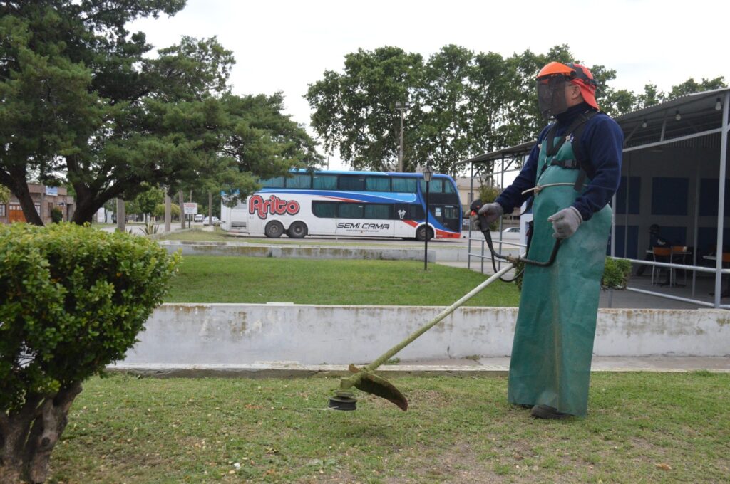 Cuadrillas municipales avanzan con corte de paso en Terminal de Ómnibus