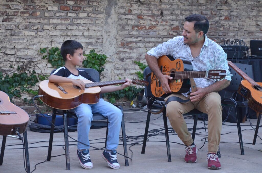 Gran convocatoria en la muestra de fin de año de los Talleres de Guitarra y Percusión