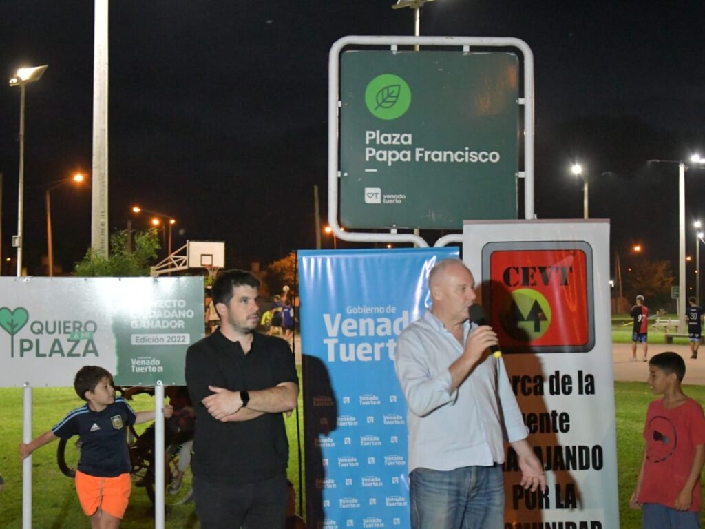 Siguen las obras: Chiarella inauguró luces led en la plaza del barrio Santa Fe