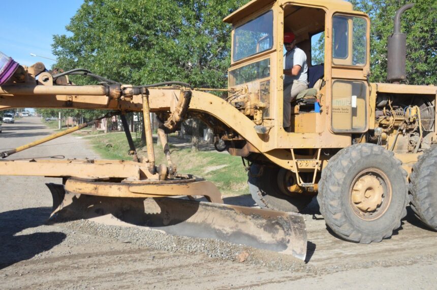 El Gobierno municipal refuerza los trabajos de perfilado de calles en los barrios