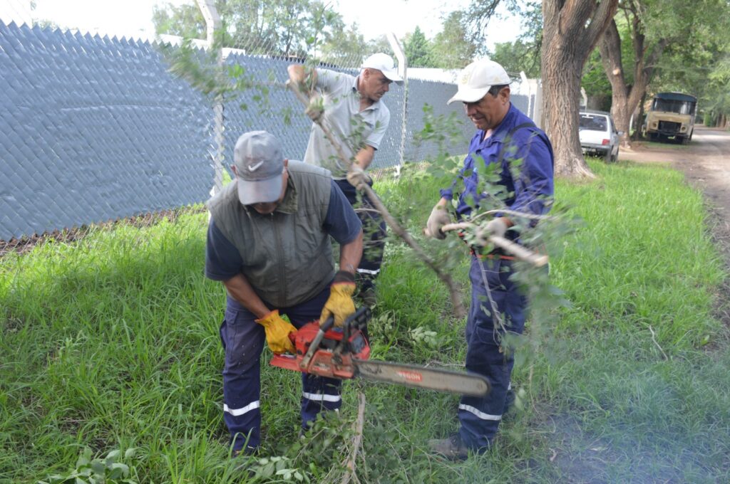 Intenso trabajo de desmalezado de las cuadrillas municipales