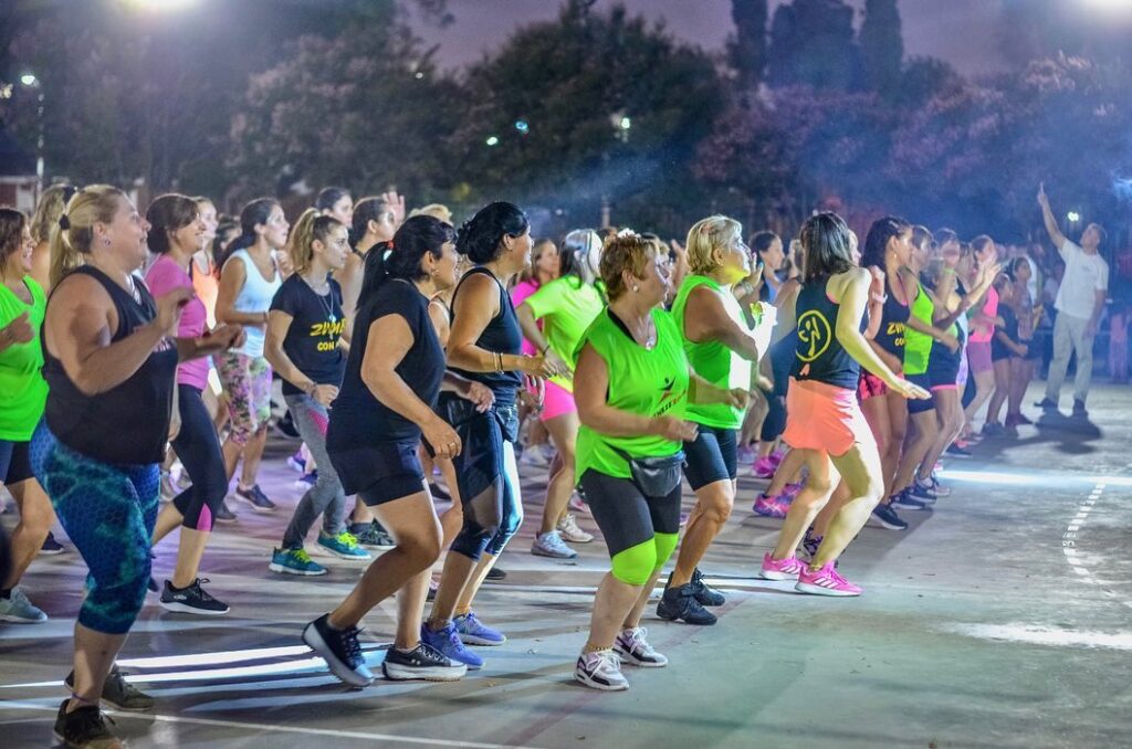 “Venite a Bailar” presenta la primera clase abierta de ritmos