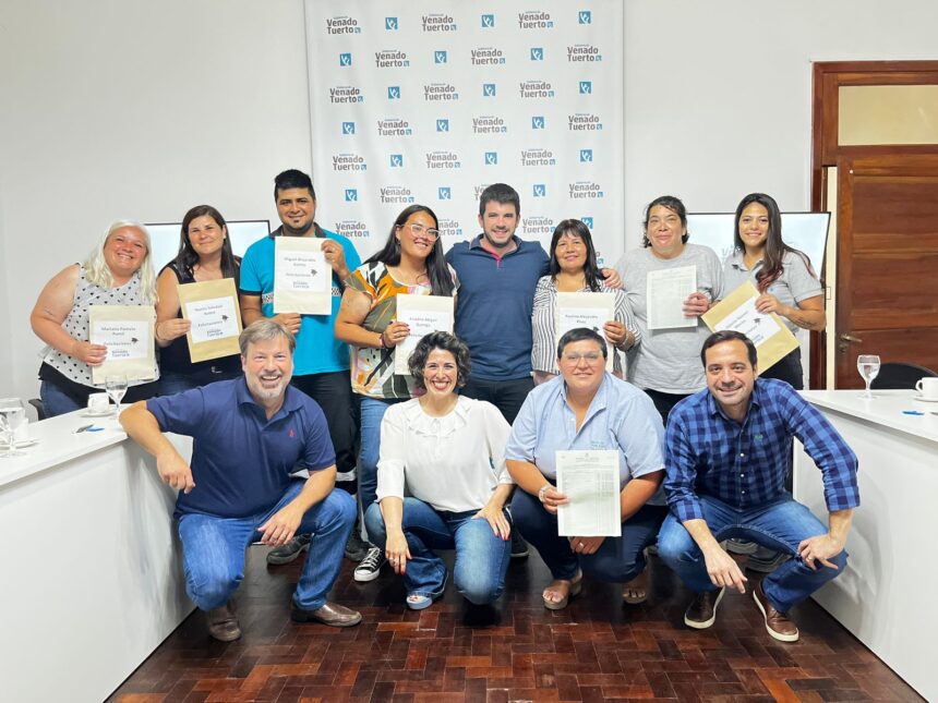 Trece trabajadores municipales recibieron su título a través del programa “Terminá la Secundaria”