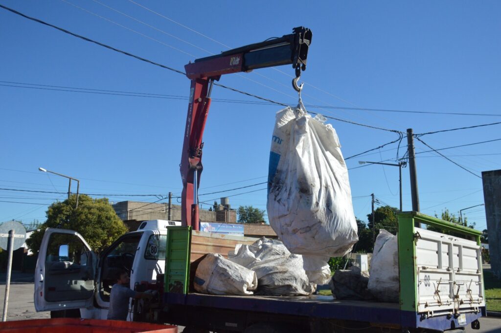 El municipio recoge bolsones con restos verdes en distintos barrios