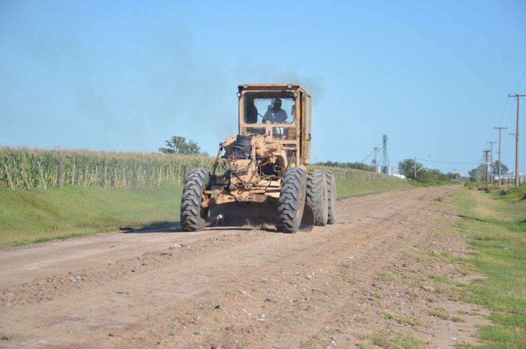 Asuntos Rurales avanza con mantenimiento de tramo de Alem, entre Ruta 8 y Parque Industrial