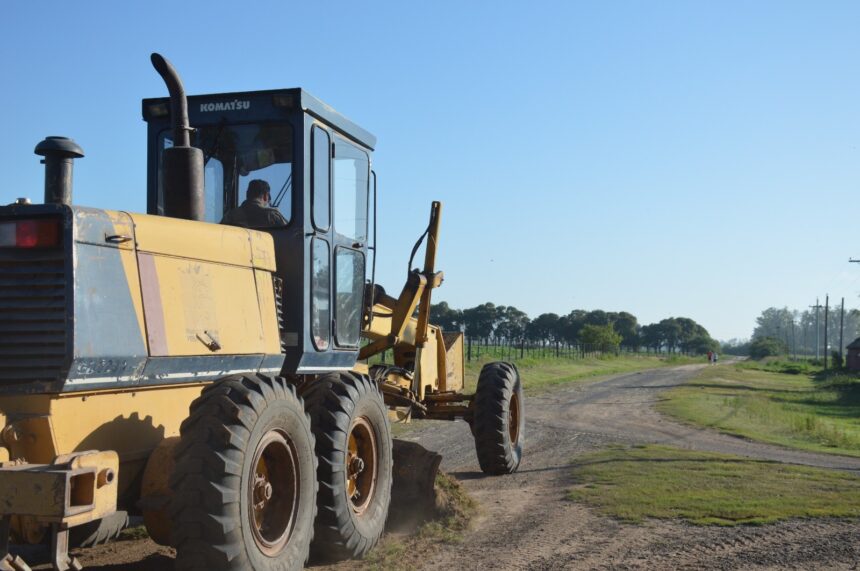 Las cuadrillas municipales efectúan tareas de mantenimiento de calles de calzada natural