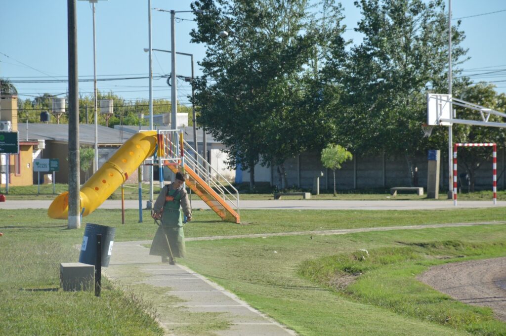 Tareas de mantenimiento en distintas plazas y paseos