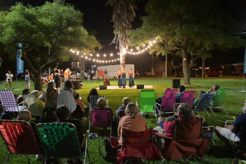La plaza del Docente se vistió de fiesta con la música y la danza de “Nuestros Patios”