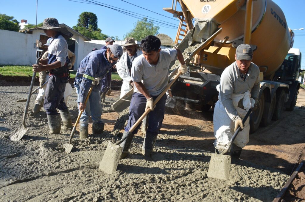 El Gobierno Municipal realiza el hormigonado de la primera cuadra de 2024