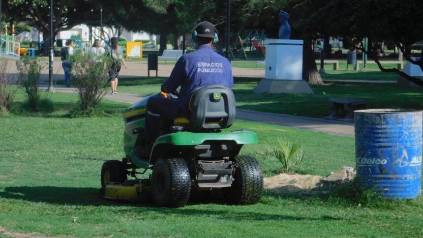 Corte de pasto y mantenimiento en la plaza San Martín
