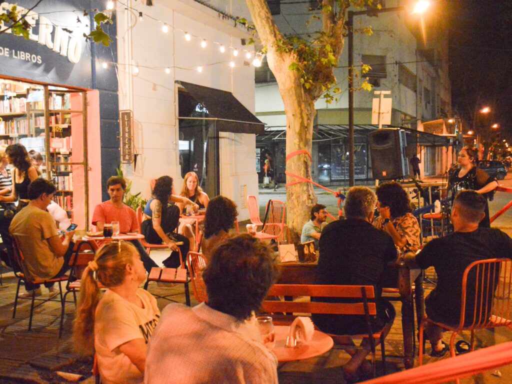 Servicio a la carta. Los venadenses se sumaron a la propuesta de la “Noche de Bares”