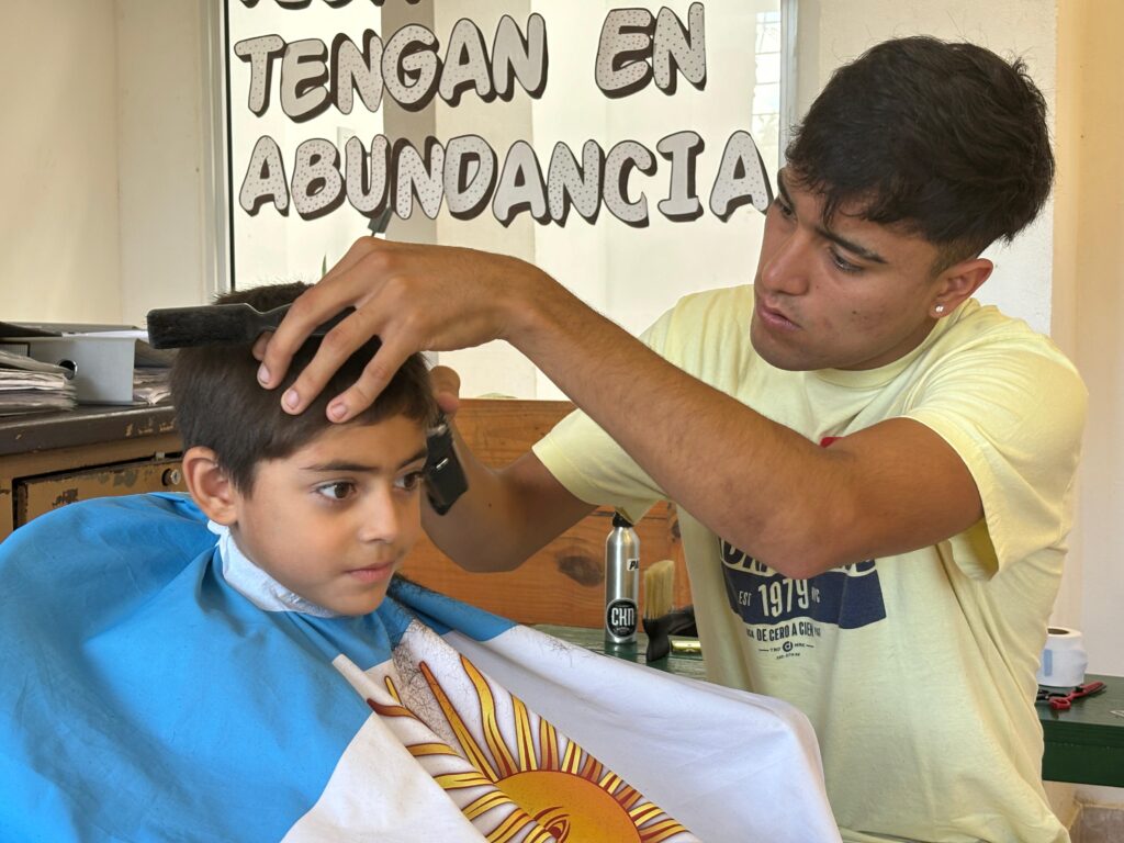 Exitosa edición de “Tijeras Solidarias” para los vecinos de los barrios San Martín, Victoria e Iturbide