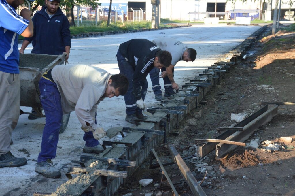 El Gobierno Municipal avanza en la construcción de cordones de pavimento