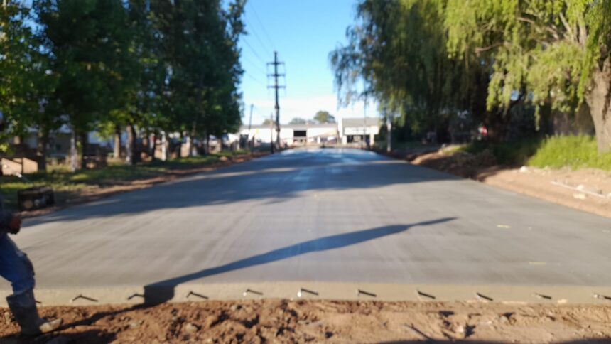 El Gobierno municipal ejecuta otra cuadra de pavimento en el barrio San Vicente